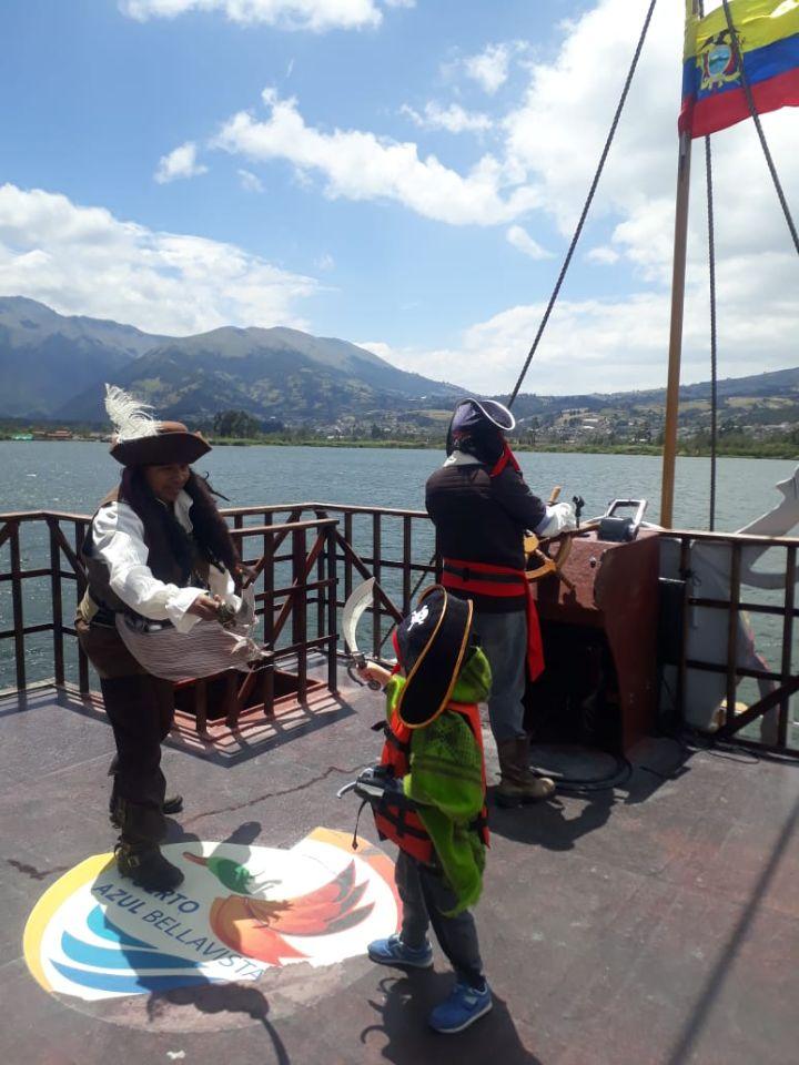 El niño Teo,  viaja desde Rusia hasta el Lago San Pablo a navegar en el barco pirata de Puerto Azul